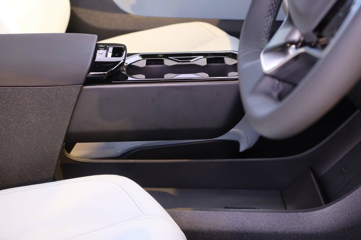 ボルボEX30ウルトラ シングルモーター エクステンデッドレンジ（収納式カップホルダー）