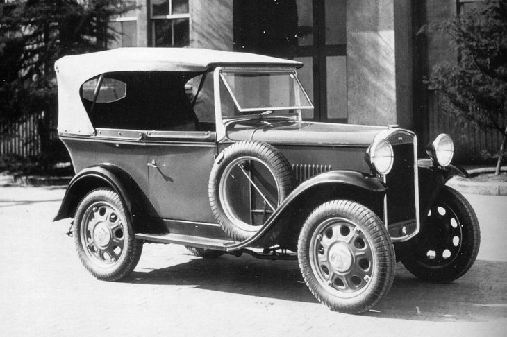 戸畑鋳物は自動車産業への進出を図り、1931年にダット自動車製造を傘下に収める。さっそく「ダットソン」の生産・販売を開始するが、“ソン”は“損”につながるとのことから、早々に車名を「ダットサン」に変更した。