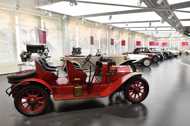 2413cc 直4エンジン搭載の「A.L.F.A.15HPコルサ」は社名がアルファ・ロメオになる以前、A.L.F.A（Societa Anonima Lombarda Fabbrica Automobili）時代に製作された2台目の車両。「24HP」に遅れること数カ月、1911年にデビューした。設計はG.メロージ。同社の設計の基礎を築いたエンジニアである。自動車黎明（れいめい）期にあって設計コンセプトは「ツーリングにもスポーツにも使える高性能車」というもので、車名のコルサとはレースの意味。まさにアルファ・ロメオの目指す道を明確に示したネーミング。