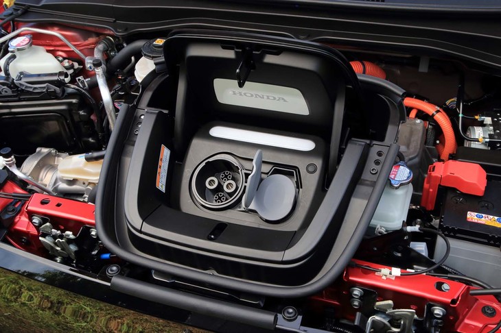 駆動用バッテリーの充電ソケットはボンネット中央にレイアウトされる。写真でキャップが開いているほうが急速充電用で、閉まっているほうが普通充電用。