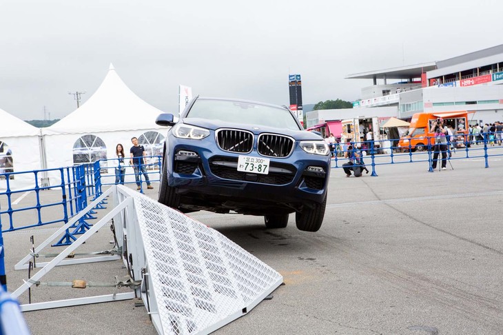 「インテリジェントフルタイム4WD」と呼ばれるBMWの4駆システムを、障害物を乗り越えることで体験できる「xDrive ZONE.」。日常ではなかなか体験できないアングルでの走行には、チャレンジドライバーだけでなく見学者たちも思わず歓声をあげていた。