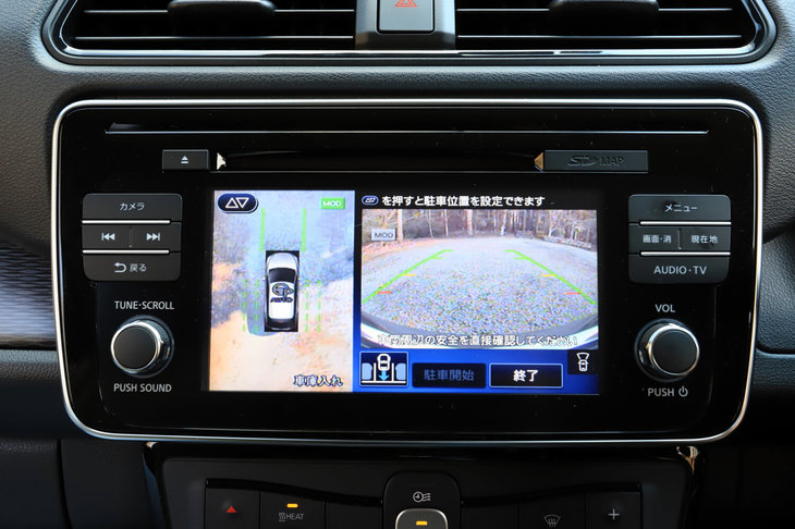 センタークラスターのモニターに表示された、オートパーキングの操作画面。充実した運転支援システムも「e＋ G」の特徴だ。
