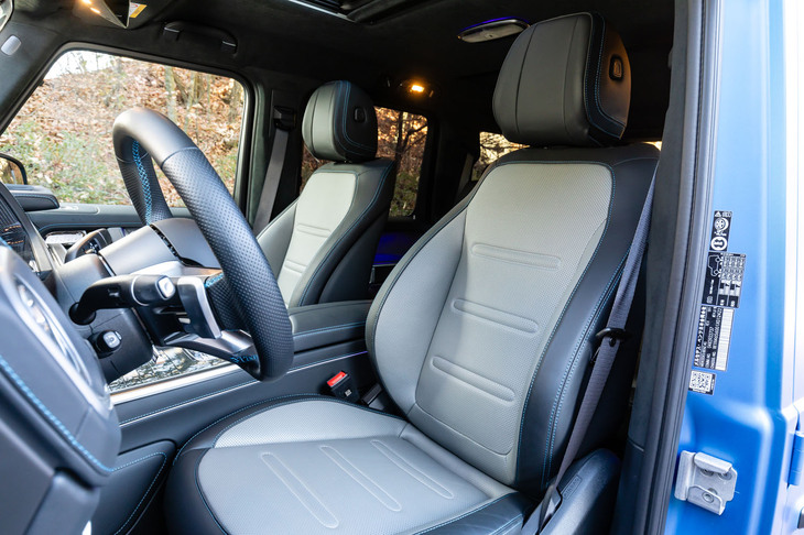 シート表皮はナッパレザー。Gがかかった側のサイドサポートを張り出させて体を支えてくれる「ドライビングダイナミックシート」機能が備わっている。