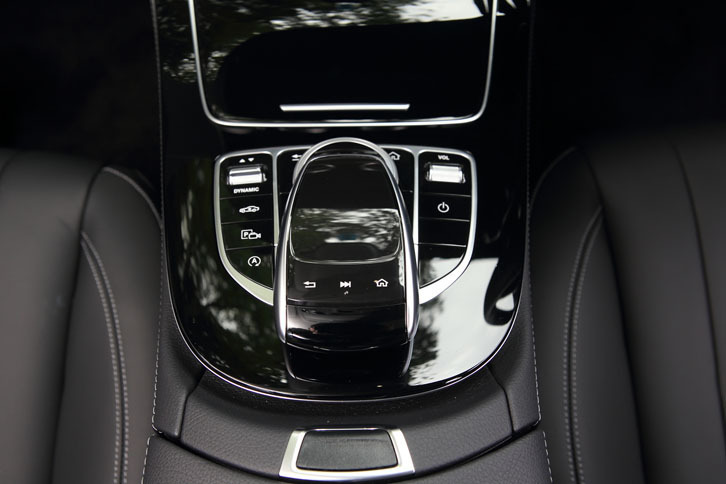 センターコンソールに備わる、インフォテインメントシステムの操作デバイス。左側には、走行モードやサスペンションセッティングの切り替えスイッチが並ぶ。