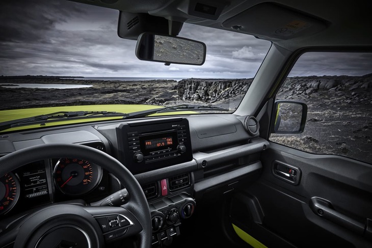 乗用車時代の上級車種に装備されていたタッチスクリーン式7インチディスプレイも消えた。