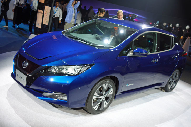 深みのある色合いの「オーロラフレアブルーパール」。