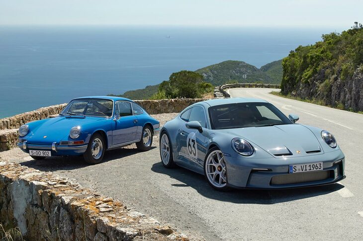 かたくなに伝統の形とディテールを守り続ける「ポルシェ911」。写真は2023年登場の「911 S/T」（写真向かって右）と、1964年の「911 2.0クーペ」（同左）。