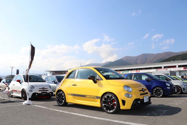 メイン会場となるAパドックに集結したアバルトモデル。その多くは「500」系だが、独自のカスタマイズが加えられているものも多く、一台一台を見比べて楽しむことができた。またオーナー同士の交流も図られていた。