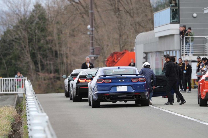 ドライビングレッスンは、インストラクターがそれぞれ数台を担当。50分にわたる走行時間をしっかり使い、内容の濃いレッスンを行った。