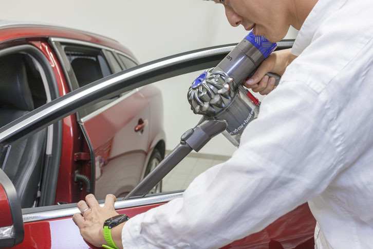 キャンプをするといつの間にかこんなところにも葉っぱやら木の枝やらが入る。