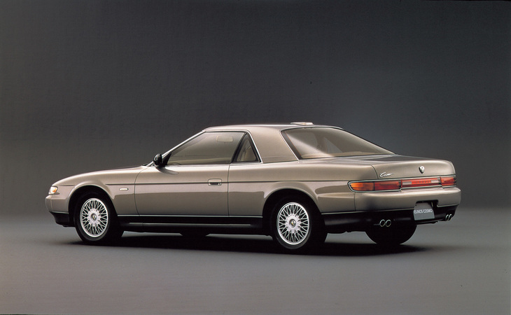 プロポーションは古典的なノッチバッククーペ。小さめのキャビンがパーソナルな雰囲気を強調している。