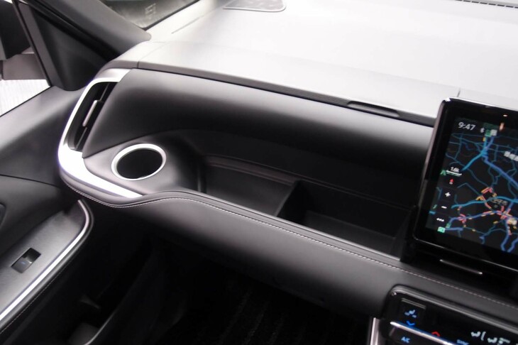 トヨタ・ノアS-Z＜7人乗り／ハイブリッド車＞（助手席前方のオープントレー）