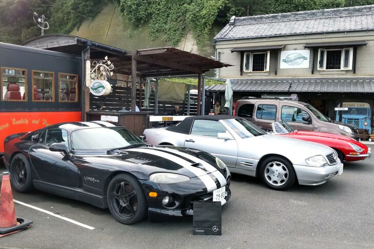 こちらは中日本縦走ツアーの翌日、三浦のリバイバルカフェにて。同好の大先輩の「メルセデス・ベンツSL」と記念撮影。楽しいクルマ談議に、旅の疲れが癒えました。