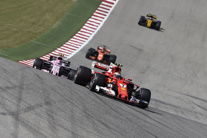 予選5位から2位まで上昇、タイトルを争うチームメイトのベッテルにその座を譲って3位表彰台を獲得したライコネン（写真前）。しかしファイナルラップ、フレッシュタイヤを武器に猛チャージをかけてきたフェルスタッペンに抜かれてしまった。レース後のフェルスタッペンへの5秒加算ペナルティーで命拾いをしたが、詰めの甘さを露呈した格好となった。最終周を振り返り、「どうやって抜かれたか、またフェルスタッペンがなぜペナルティーを受けたのかよく分からなかった」と困惑顔の現役最年長ドライバー。（Photo=Ferrari）