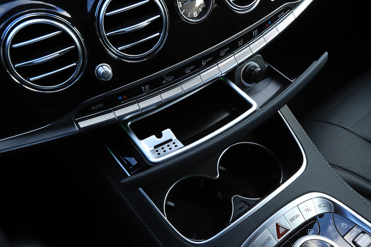 最近のクルマにしては珍しく、センターコンソールにはアッシュトレイが備わる。