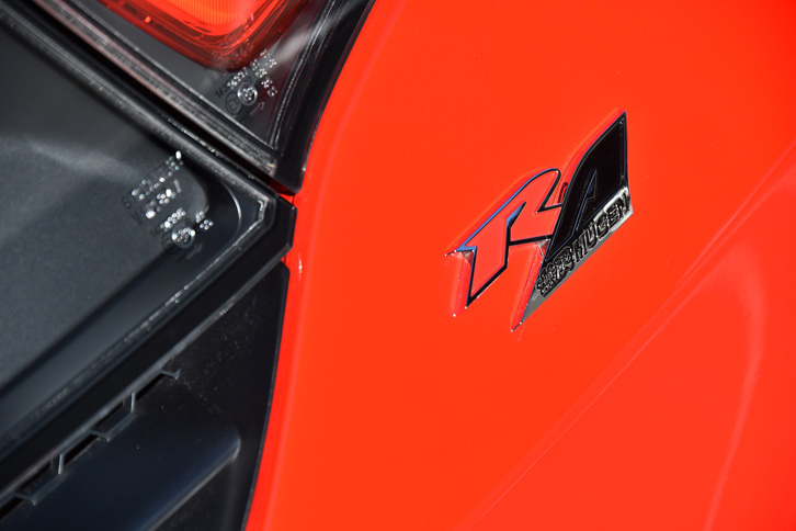 リアバンパーに装着された「RA」のエンブレム。「R」は無限のレーシングスピリットを、「A」はコンプリートカーの基本仕様であることを意味している。