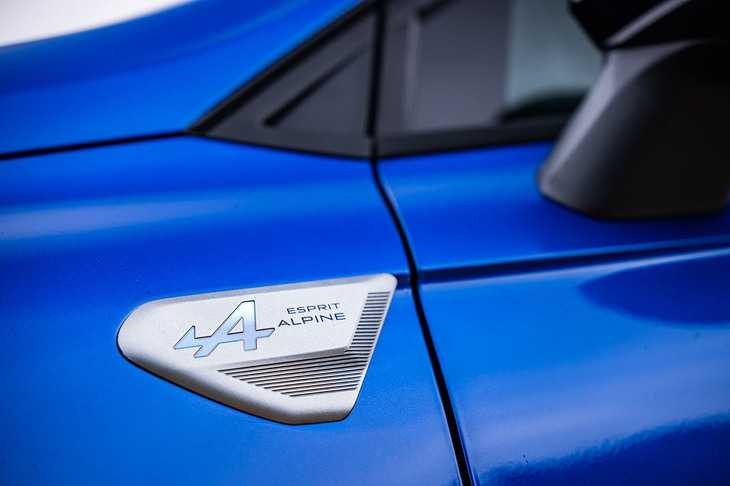 今回のマイナーチェンジを機に、日本に導入される「ルーテシア」は、スポーティーグレードの「エスプリ アルピーヌ」に一本化。フロントフェンダー部に備わるアルピーヌのエンブレムが目を引く。