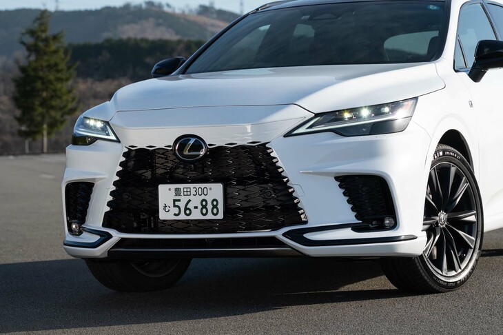 レクサス独自の「スピンドルグリル」は「スピンドルボディ」へと進化。フレームレスになり、バンパーやボンネットにシームレスにつながるようになった。
