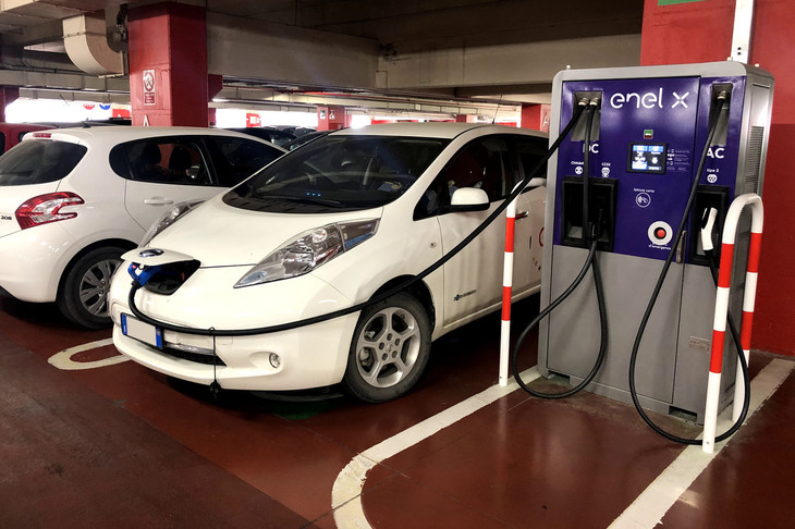 シエナのコープに設置されたエネルX社の急速充電器。「日産リーフ」は一般ユーザーかと思いきや、同社を傘下に置くエネル社の営業車だった。“自家消費”である。