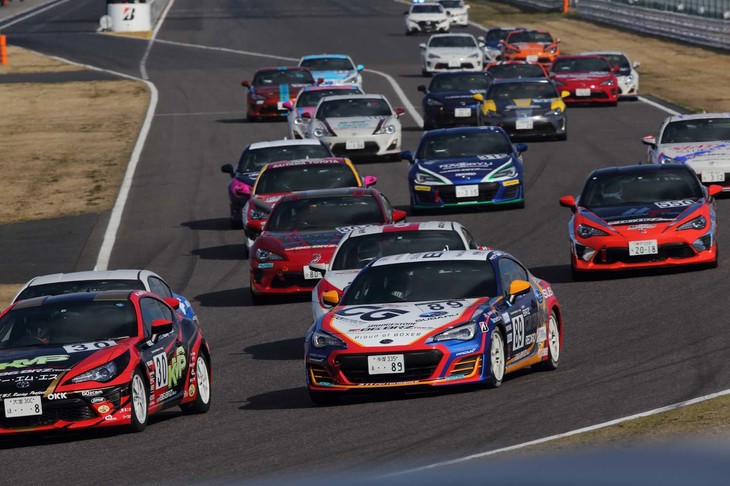 3月24日、午前8時21分に86/BRZ Raceクラブマンシリーズ エキスパートクラスがスタート。写真中央が池島実紅選手の#89CG ROBOT BRZ BS。