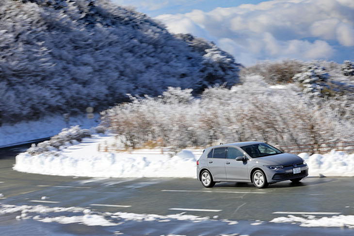 取材日の箱根スカイラインの様子。日なたでも除雪された雪の“裾”が道にはみ出ていたり、雪から染み出た水が道を横断していたりして、油断がならない。