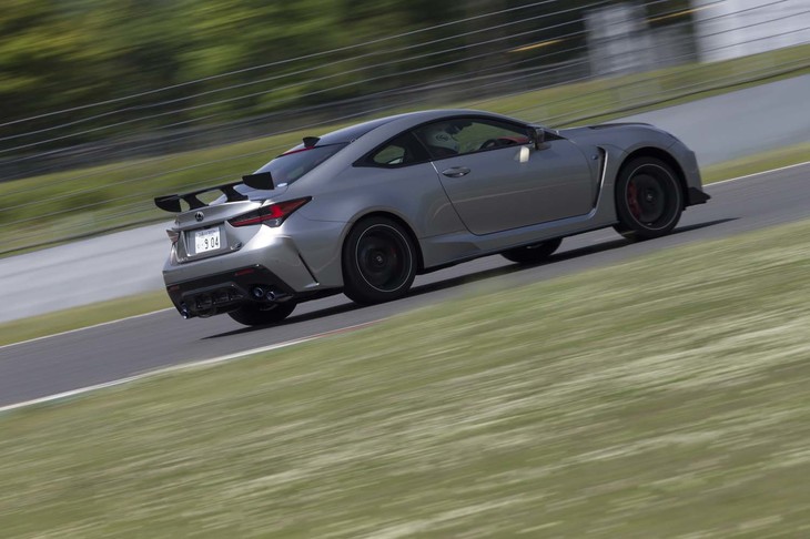 マイナーチェンジを機に、発進時のタイヤ空転を防ぐローンチコントロールも搭載された。