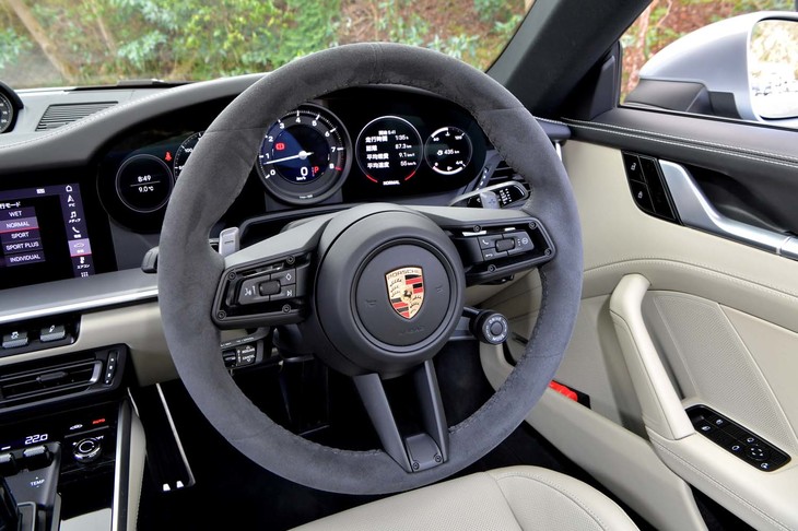 アルカンターラで仕立てられた「スポーツステアリングホイール」は11万8149円のオプション。ステアリングヒーターも備わる。