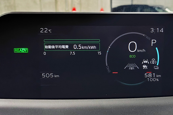 こちらは取材車両借り受け時のwebCG担当編集のメモ写真。バッテリー残量が100％の状態で、走行可能距離は585kmとされていた。この程度の航続距離は、燃料満タンのガソリン車でも間々見かけるもの。大容量バッテリーを搭載したBEVの性能は、ここまで進化したのだ。