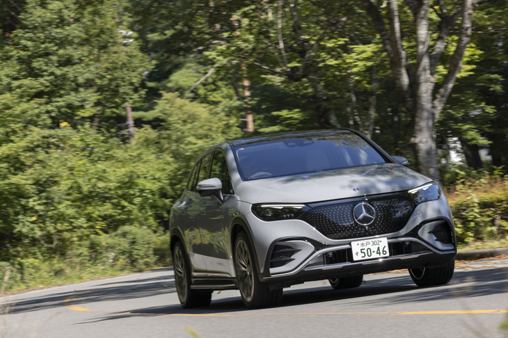 パワートレインはフロントに最高出力96PSの、リアに196PSのモーターを搭載した4WD。システム最高出力は292PS。