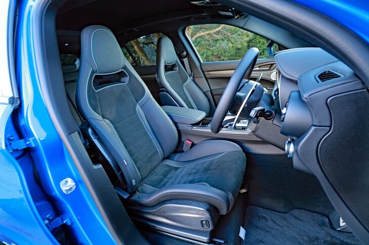 前席にはスパルコ製のカーボンバケットシートを採用。表皮にはレザーと、スエード調素材の「アルカンターラ」が用いられている。