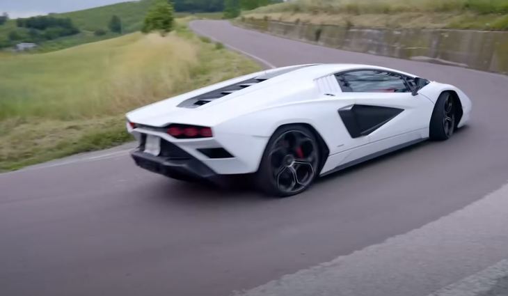 最高出力は780PS。スーパーキャパシタと34PSの電動モーターを用いたハイブリッドシステムの総出力は814PSに達する。