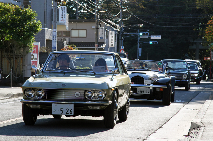 近乗会（パレード）のコースは、各会場を出発してからJR国立駅と谷保駅を結ぶ大学通りを走り、第4会場である谷保第三公園でゴールを迎える。1966年「日産シルビア」に1982年「パンサー・カリスタ」、1967年「ダットサン・サニー」などが続く。
