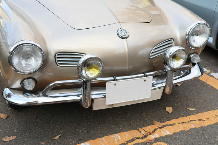 どこにでも「カルマンギア」で出かけるというTomさん。このイベントの後も、遠方へ1泊2日の旅行に出向くと教えてくれた。旧車だけに「夜間走行は大変じゃないですか？」と尋ねると、バイク用のものを流用してランプを追加。さらにヘッドライトもLED化するなどのカスタムを施していると教えてくれた。彼にとっては、カルマンギアは立派な実用車なのだ。