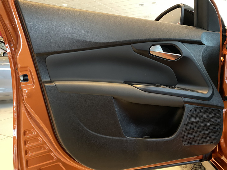 プラスチック感あふれるドアのインナーパネルは、従来のフィアットならではといえる。