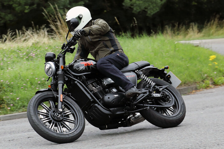 高回転型の水冷DOHCエンジンを搭載する「バンタム350」は、空冷SOHCエンジンを搭載するロイヤルエンフィールドやホンダのライバルとは、一味違うライドフィールを実現している。