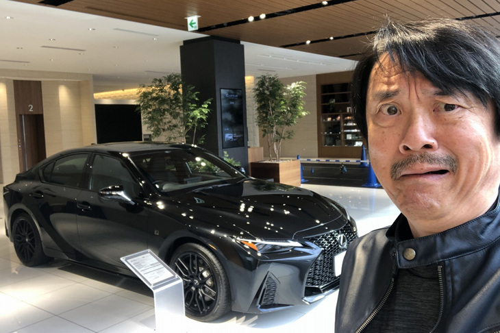 開店と同時に近所のレクサス店に突入。「IS500」を購入したいと若いイケメン営業マンに伝えたが、残念ながらオーダー受け付けは終了とのこと。到着して5秒で討ち死にした。