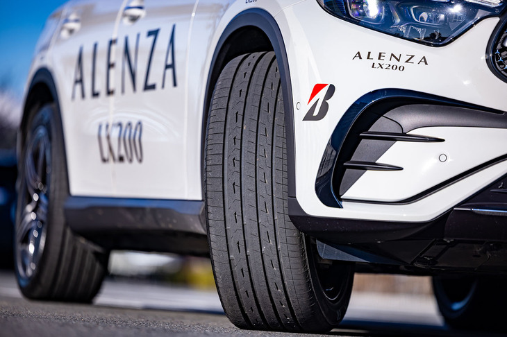 2021年に登場したSUV用タイヤ「アレンザLX100」の後継モデルとして新たにラインナップされる「アレンザLX200」。従来型のアレンザLX100もサイズを限定して併売される。