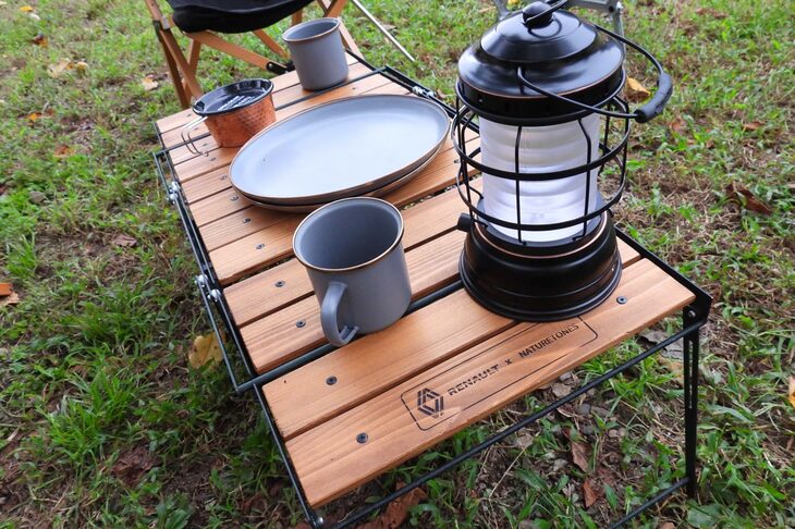 よく見ると、わきに添えられていたアウトドア用品にもルノーのマークが描かれている。