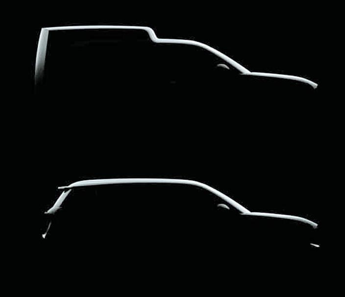 「フォーエバー」とおぼしき2台のEV。車体前半（写真右半分）のシルエットがほとんど同じであることから、これらは同一車種のバリエーションモデルと思われる。