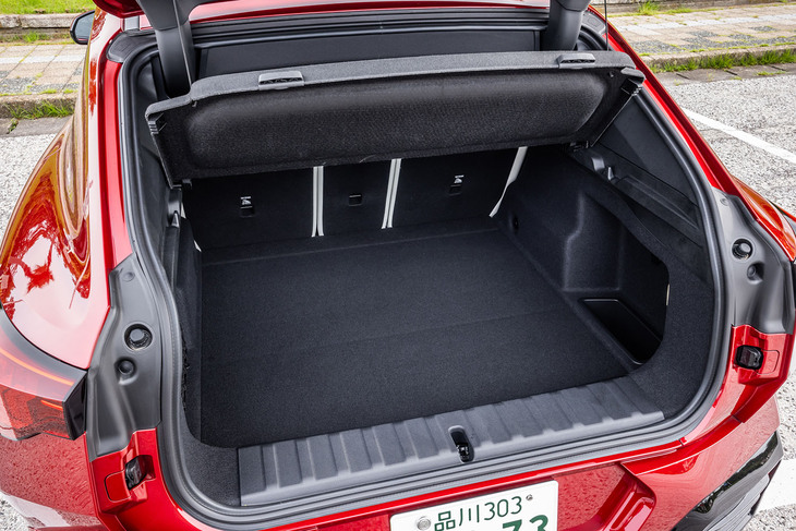 ラゲッジスペースは4555mmの全長にふさわしい広さ。後席使用時の荷室容量は560リッター、リアシートをすべて前方に倒せば最大1470リッターに拡大することが可能だ。