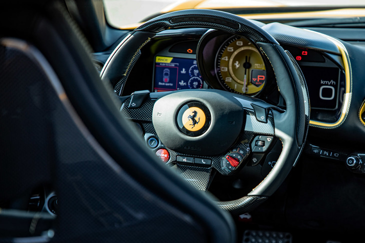 他の最新のフェラーリと同様、「マネッティーノ」のコントローラーや可変ダンパーのスイッチなどは、ステアリングホイールに配置。そこから手を離さずに操作が可能となっている。