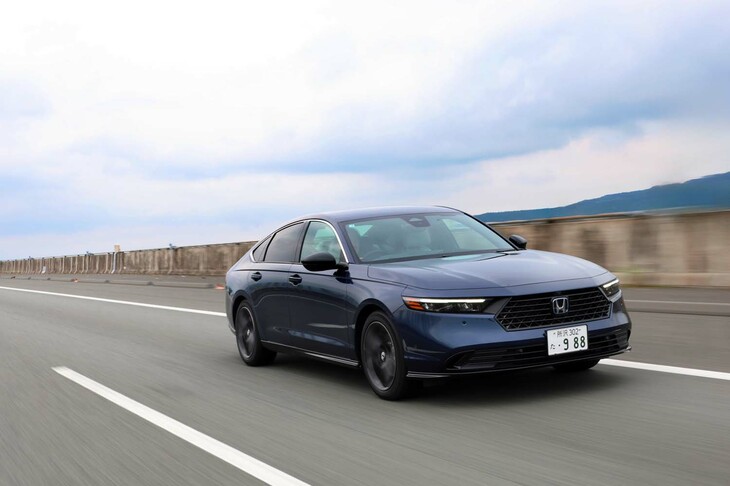 地図データにGoogleマップとゼンリンの高精度地図を使用することで、高度な運転支援機能を実現した「Honda SENSING 360＋」。工事などで高精度地図の情報と実際の道路状況が異なった場合、車載のセンサーがそれを検知。ハンズフリー走行はオフとなる。