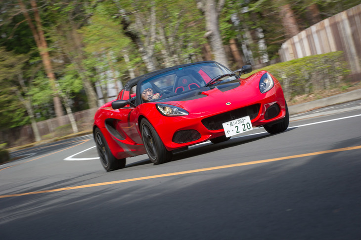 ダイレクトな操舵フィールと余計な動きのなさ、リアがどっしりと安定したコーナリング特性は、フェイズIIの時代から受け継がれる「エリーゼ」の特徴といえる。