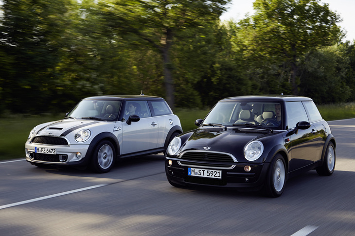 BMWがブランドを育てることに成功した「MINI」。右は2001年に登場した初代、左は2006年にフルモデルチェンジした2代目。現行モデルは2024年デビューの4代目となる。
