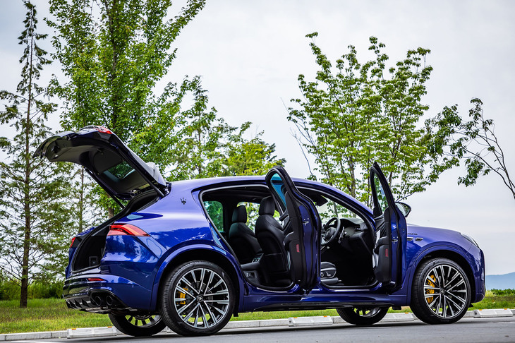 「グレカーレ モデナ」のボディーサイズは全長×全幅×全高＝4845×1980×1670mm、ホイールベースは2900mm。マセラティのエントリーSUVと紹介されるが、サイズ感は「レクサスRX」とほぼ同じである。