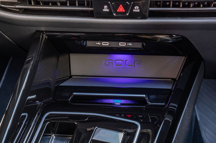 センターコンソールの前方に、ワイヤレス充電規格「Qi（チー）」に対応したスマートフォンワイヤレスチャージングやUSBソケット（タイプC×2個）が配置される。