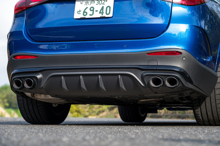 テールパイプは左右2本ずつの4本出し。リアバンパー下部はディフューザー風にデザインされている。