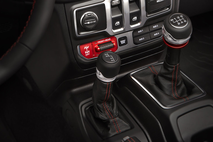 トランスミッションは6段MTに加えて、従来型から一気に3段増えた8段ATが採用される。写真右がシフトセレクターで、左はパートタイム4WDの操作レバー。