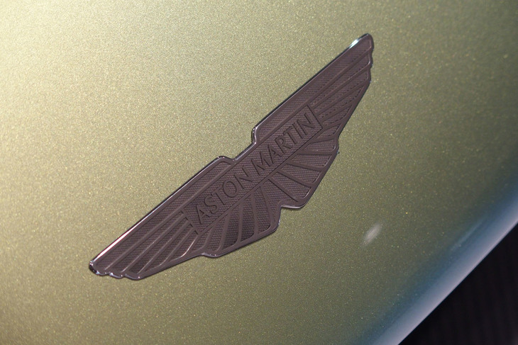 アストンマーティン・ヴァルハラ（フロントカウルのエンブレム）