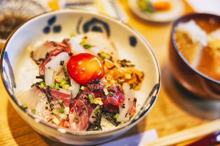 乗員のエネルギー補給は、愛知県刈谷市にある「近藤めしの助」で。看板メニューの塩海鮮丼は、評判どおり絶品だった。